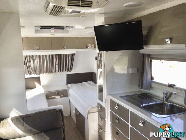 2014 Paramount COMMANDER