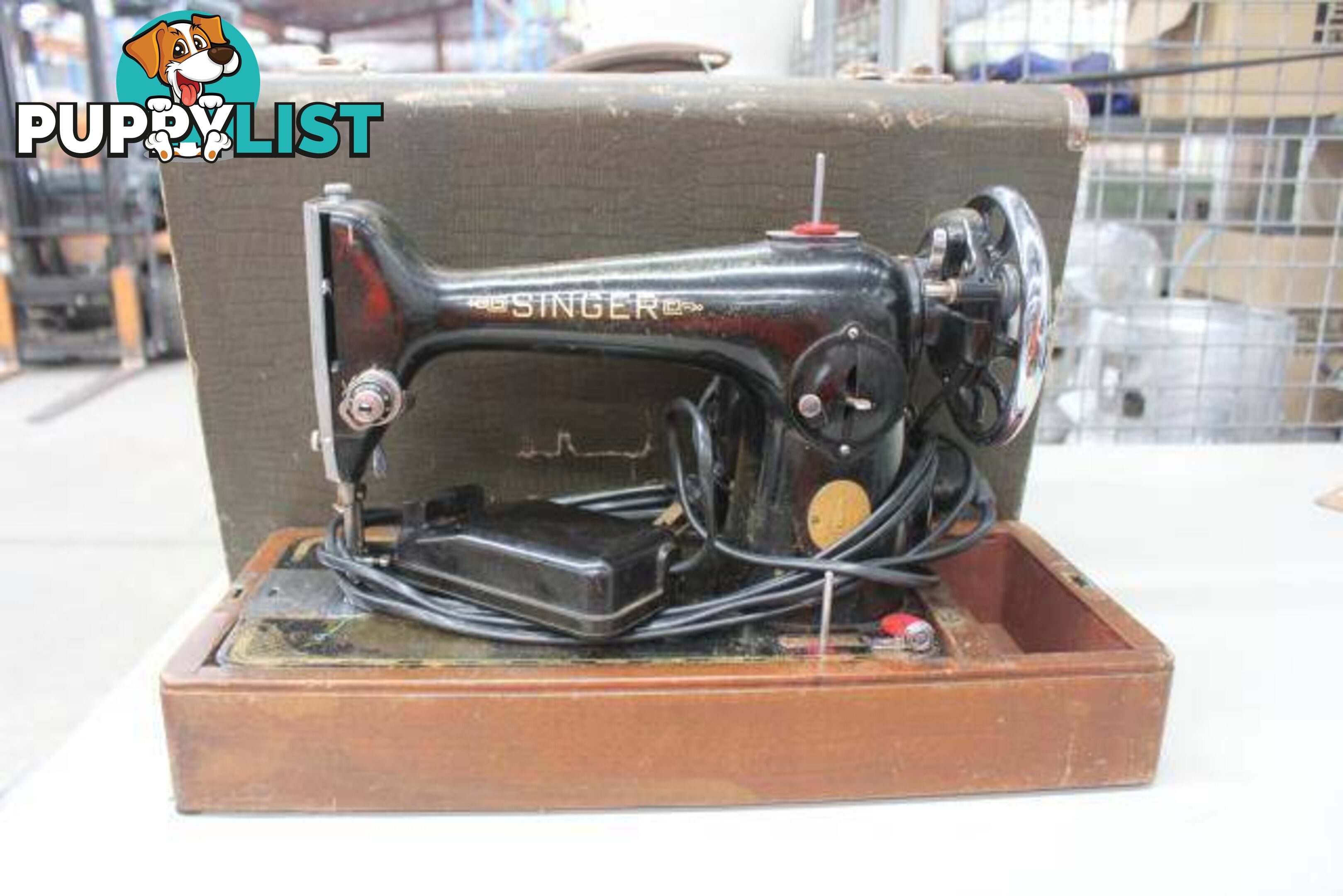 VINTAGE 40s SINGER SEWING MACHINE