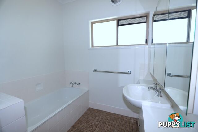 24 Staal Crescent EMERALD QLD 4720
