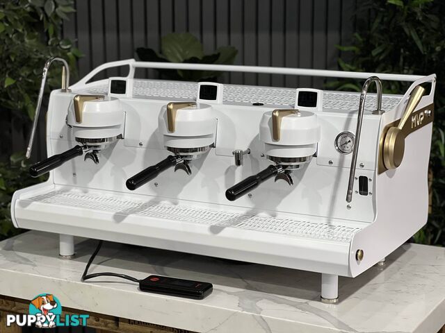 SYNESSO MVP 3 GROUP ESPRESSO COFFEE MACHINE WHITE & GOLD CUSTOM CAFE COMMERCIAL BARISTA RESTAURANT