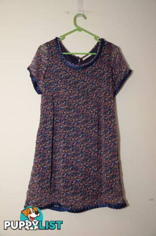 Woman small floral print dress