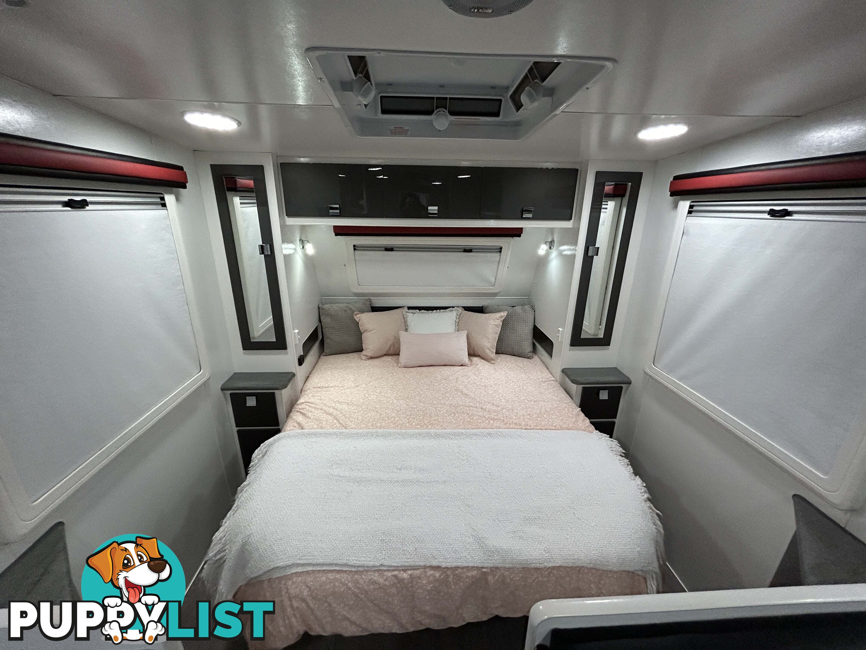 2017 PARAMOUNT COMMANDER XT 21Â RD CARAVAN