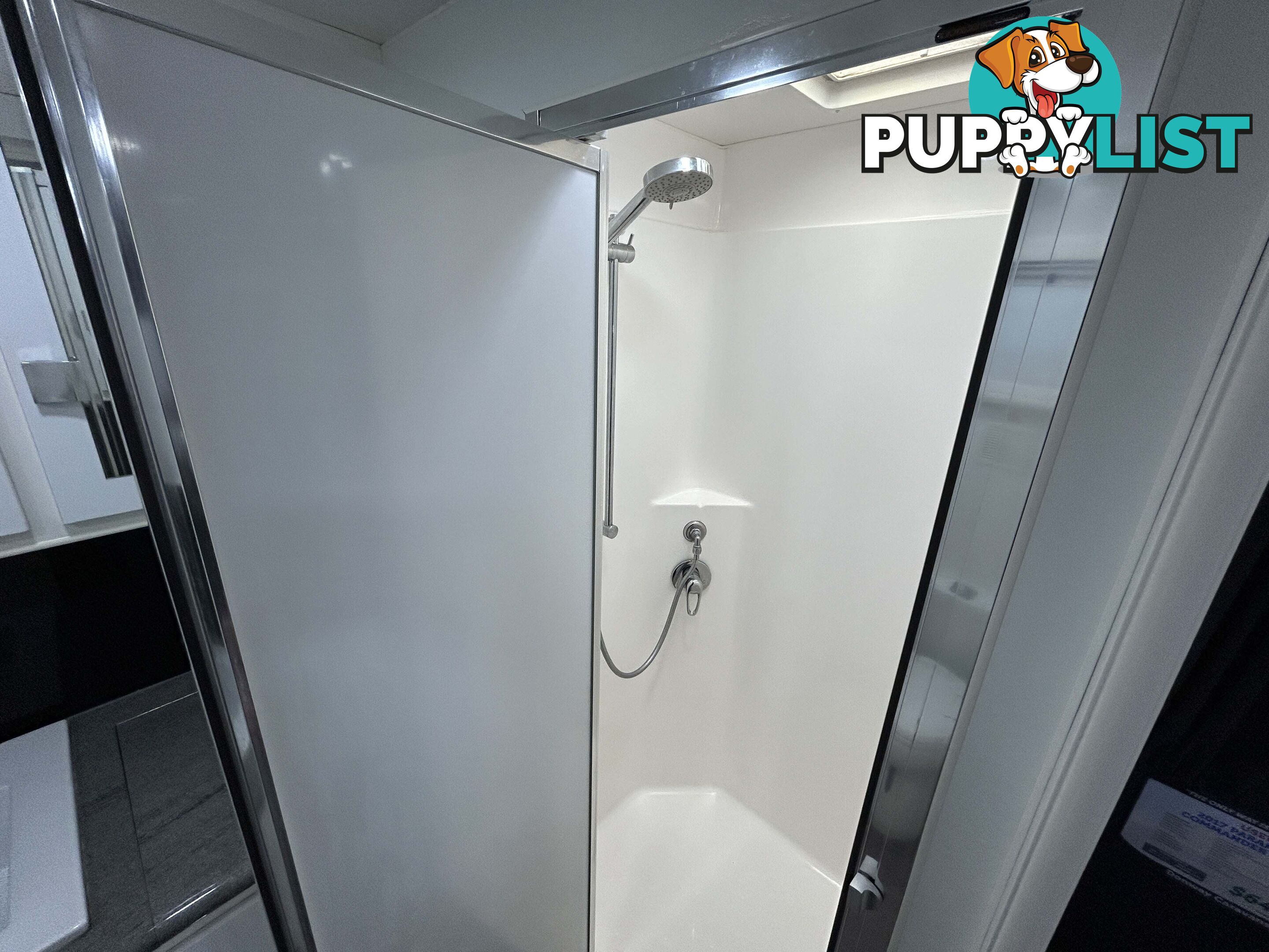 2017 PARAMOUNT COMMANDER XT 21Â RD CARAVAN