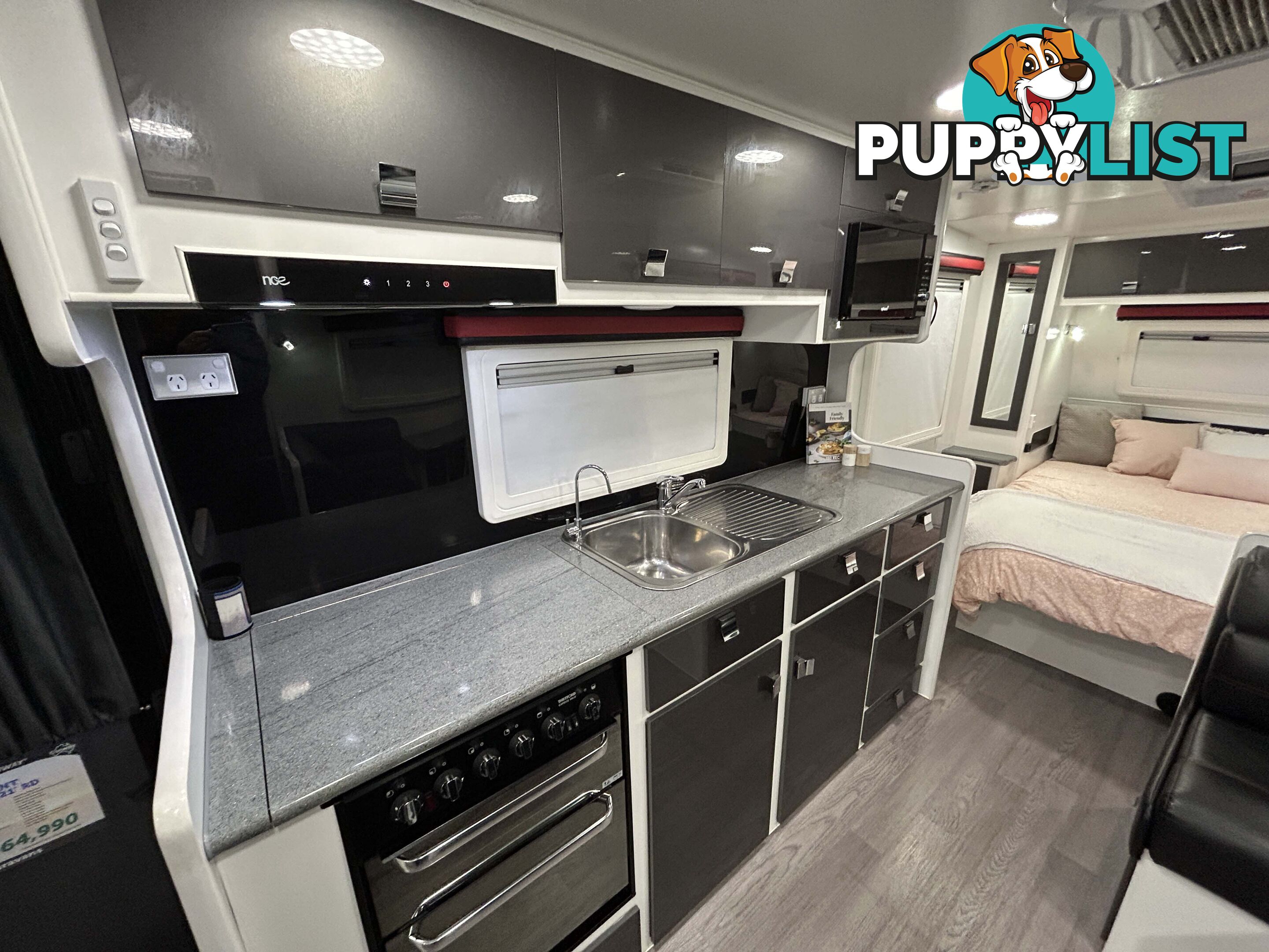 2017 PARAMOUNT COMMANDER XT 21Â RD CARAVAN