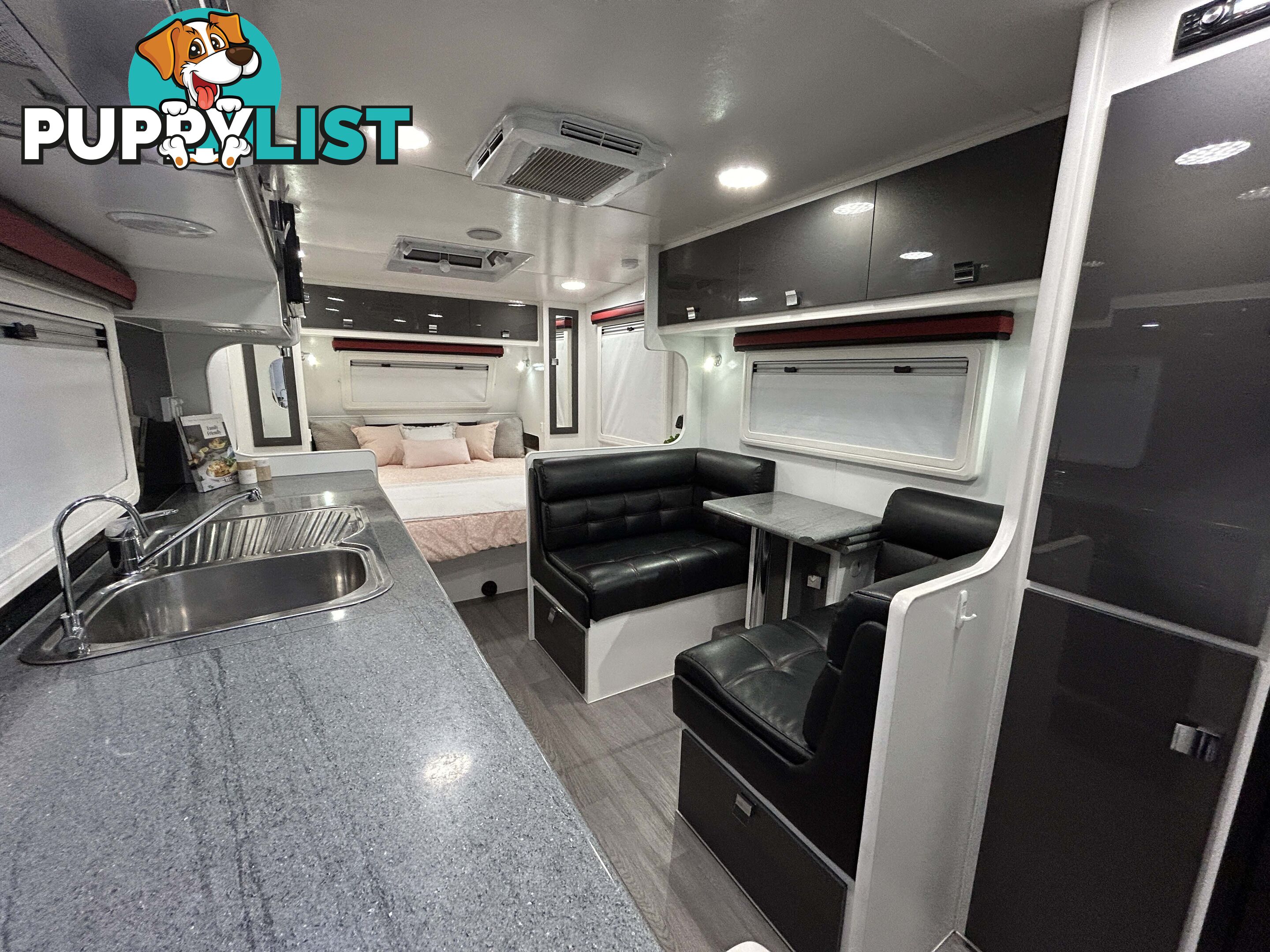 2017 PARAMOUNT COMMANDER XT 21Â RD CARAVAN