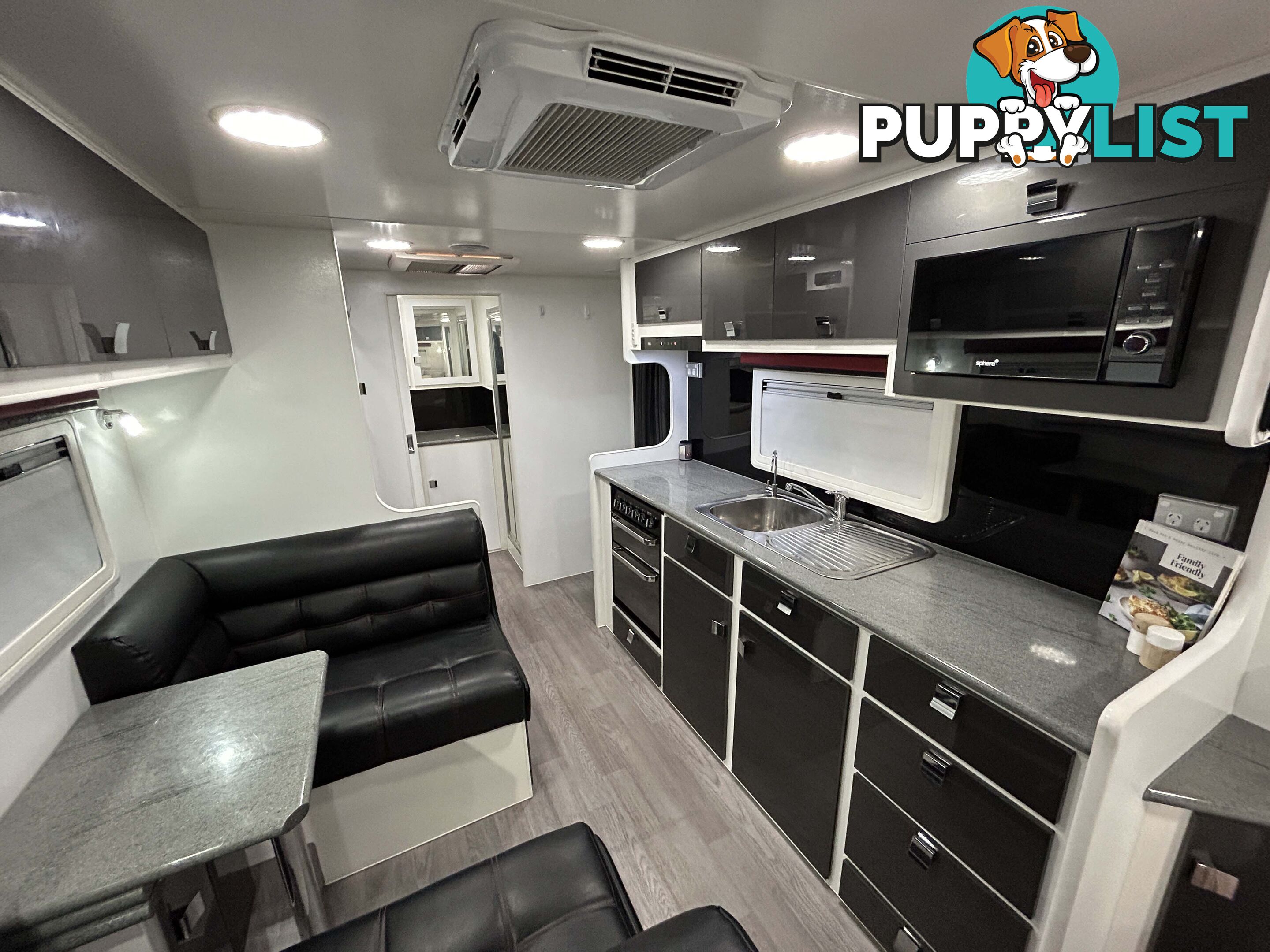 2017 PARAMOUNT COMMANDER XT 21Â RD CARAVAN