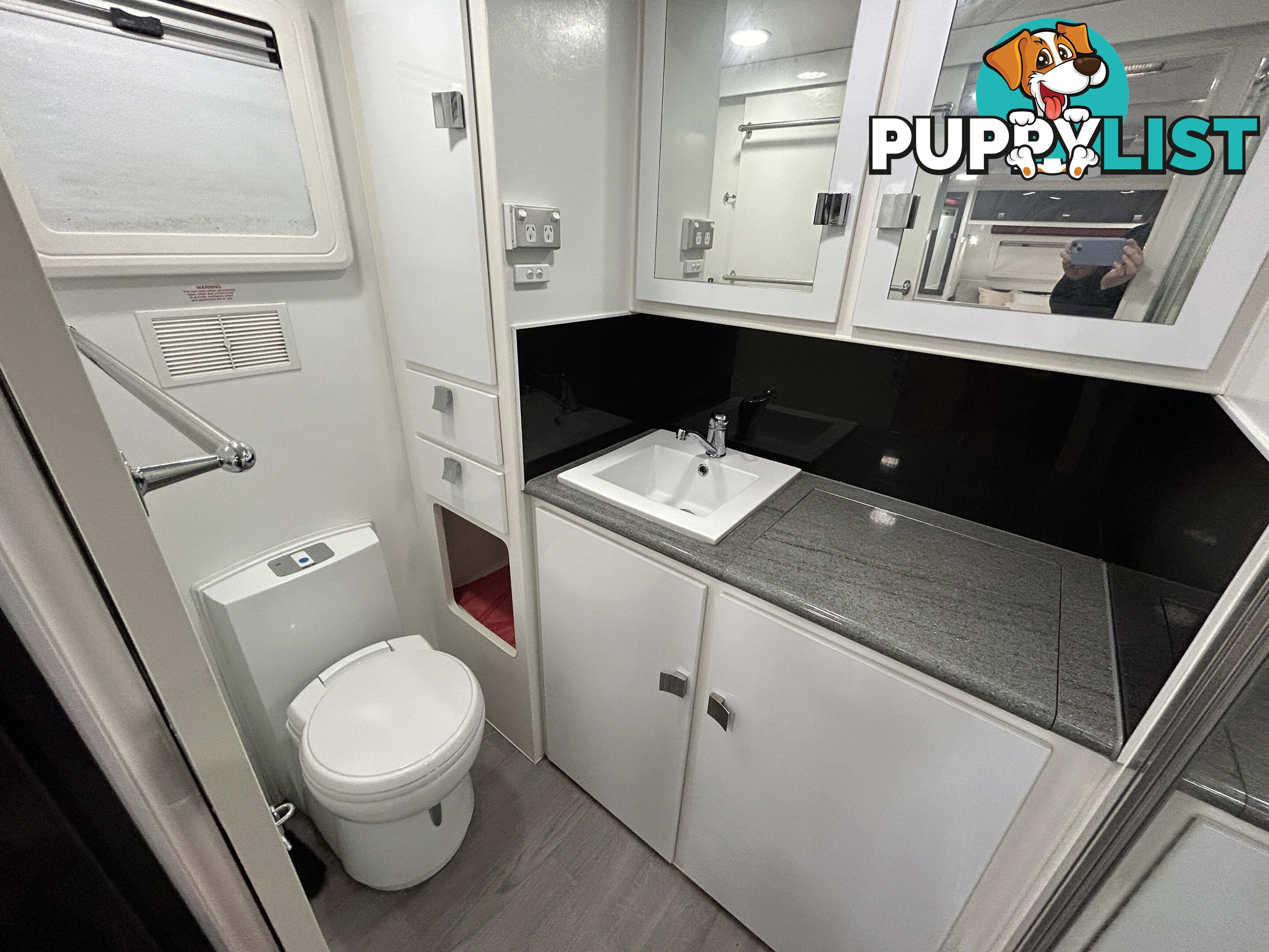 2017 PARAMOUNT COMMANDER XT 21Â RD CARAVAN