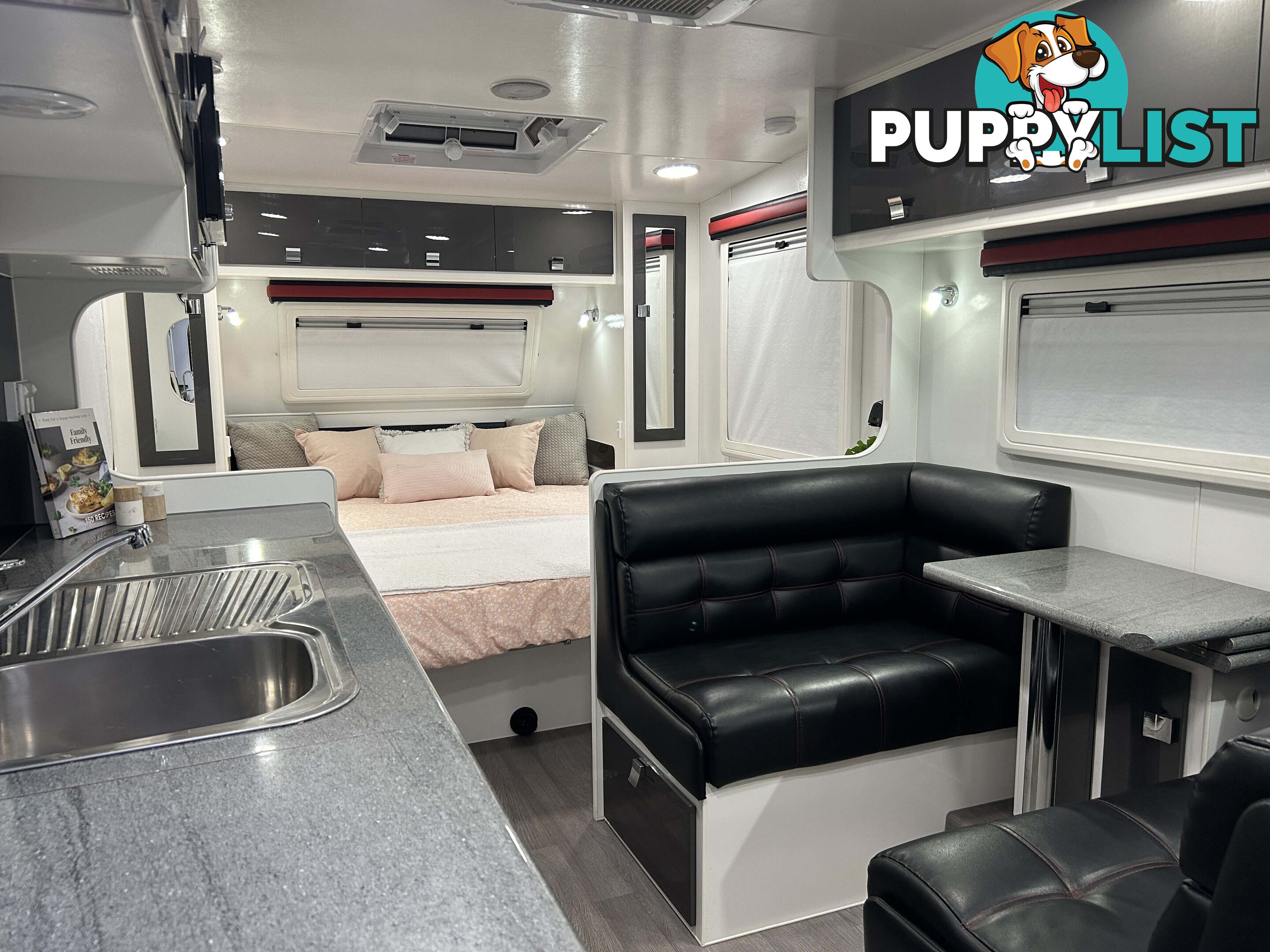 2017 PARAMOUNT COMMANDER XT 21Â RD CARAVAN