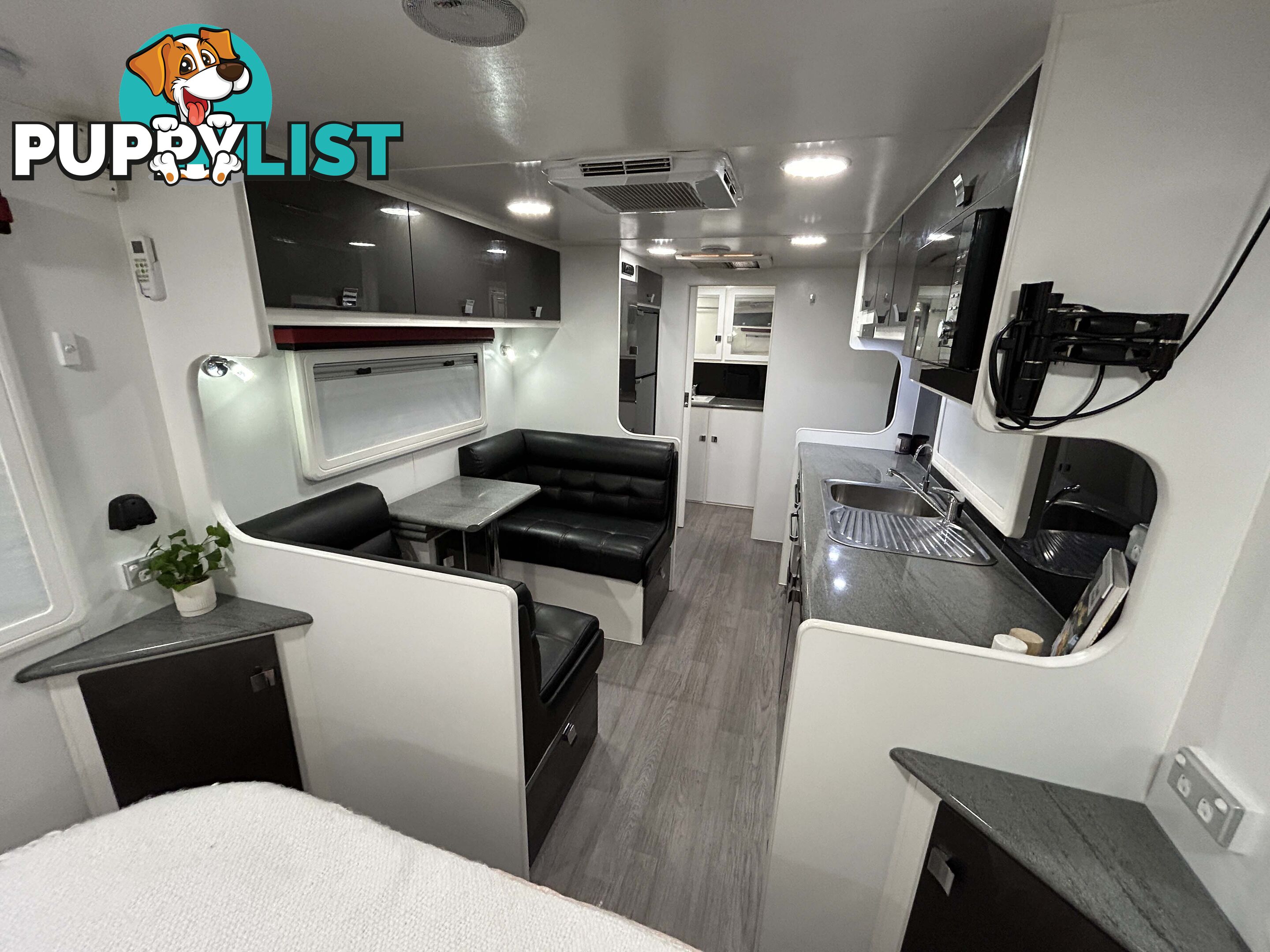 2017 PARAMOUNT COMMANDER XT 21Â RD CARAVAN