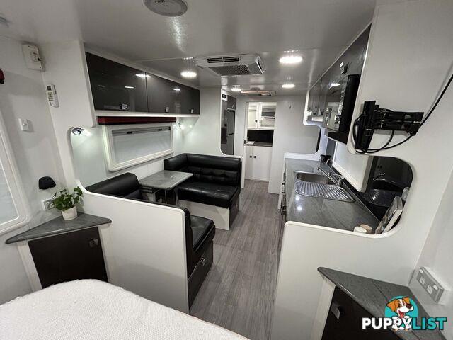 2017 PARAMOUNT COMMANDER XT 21Â RD CARAVAN