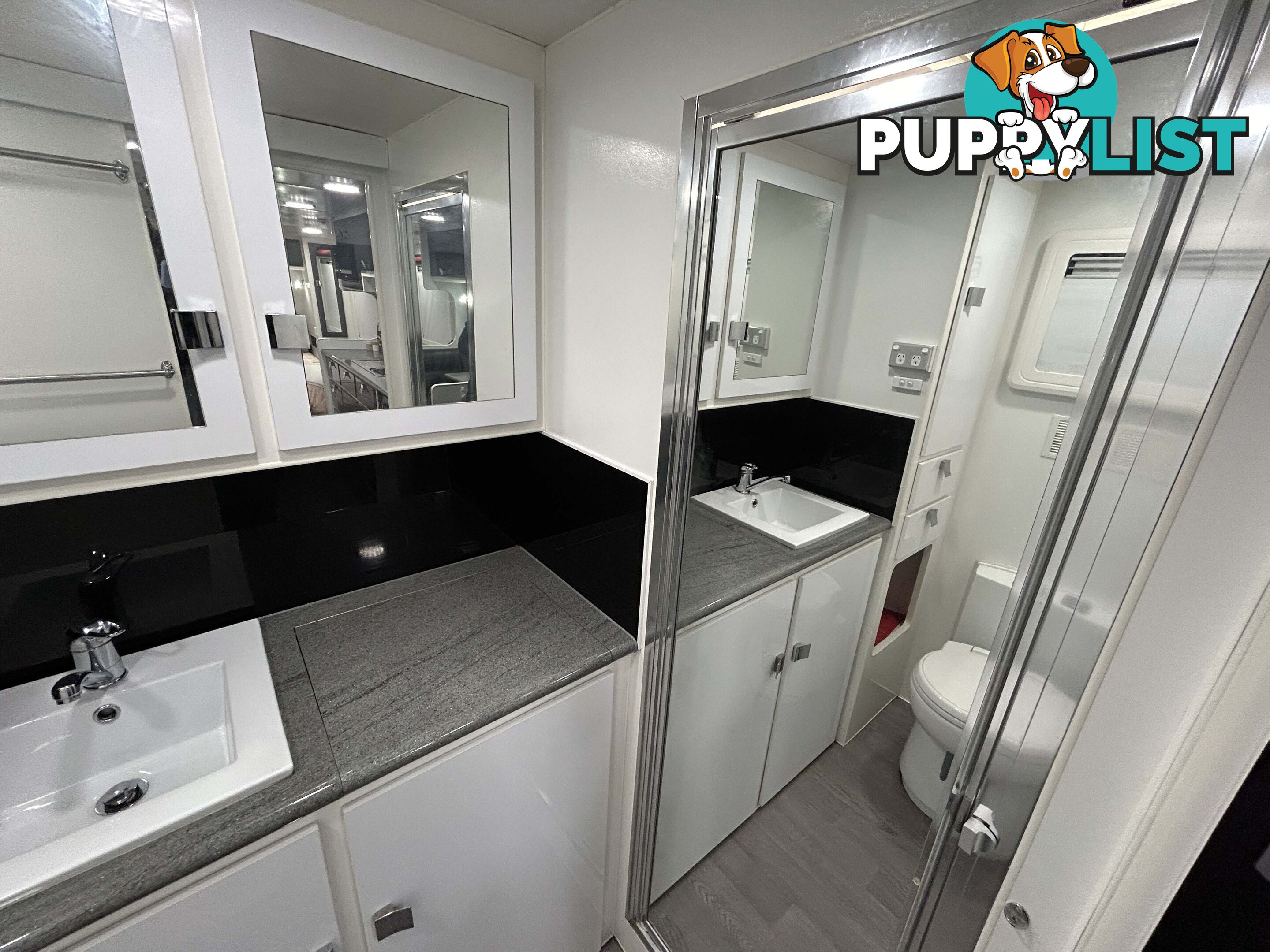 2017 PARAMOUNT COMMANDER XT 21Â RD CARAVAN