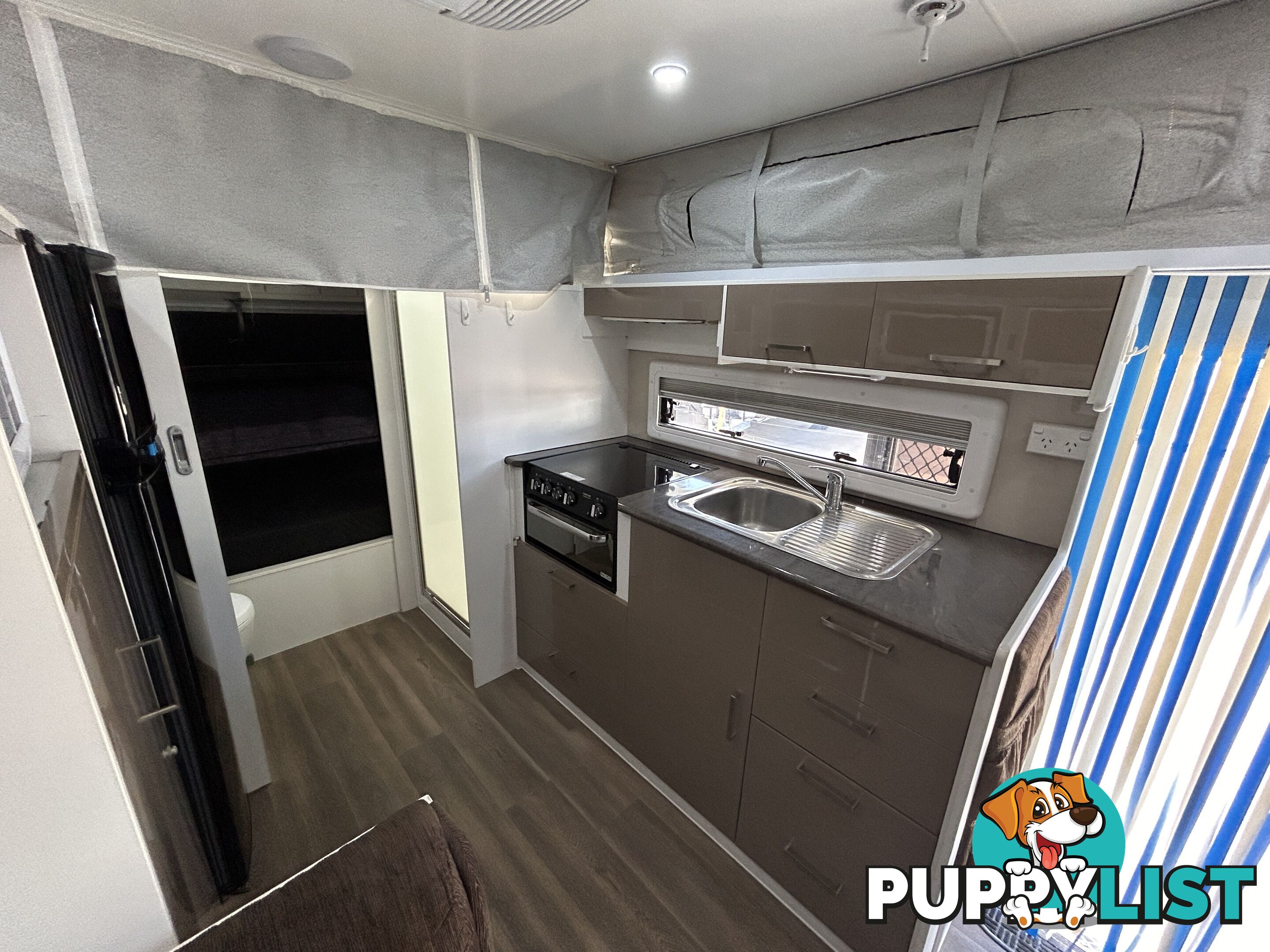2017 TITAN BLACK HAWK 17Â6 CD POP TOP CARAVAN