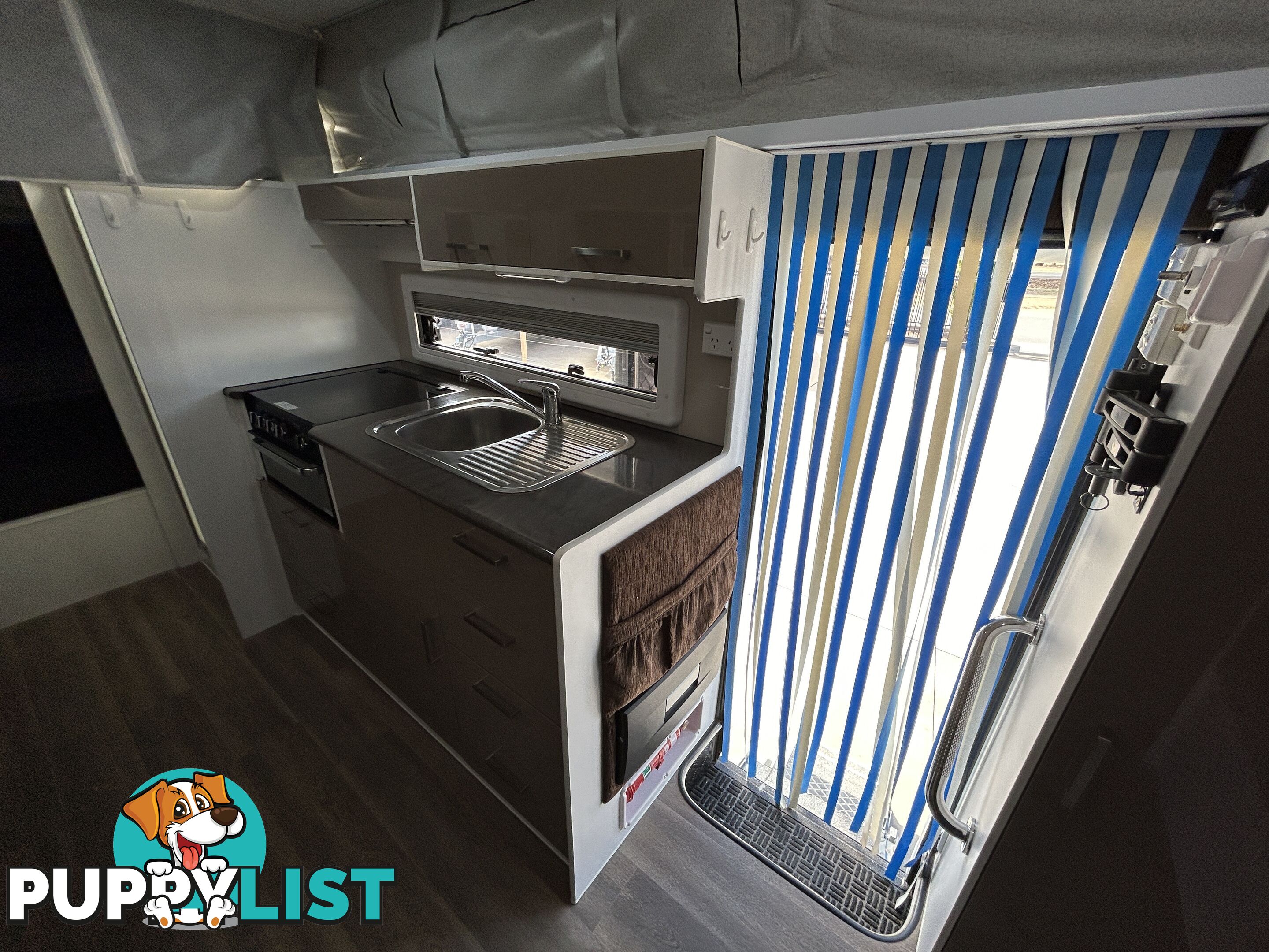 2017 TITAN BLACK HAWK 17Â6 CD POP TOP CARAVAN