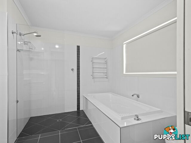 33 Biggs Avenue BEACHMERE QLD 4510