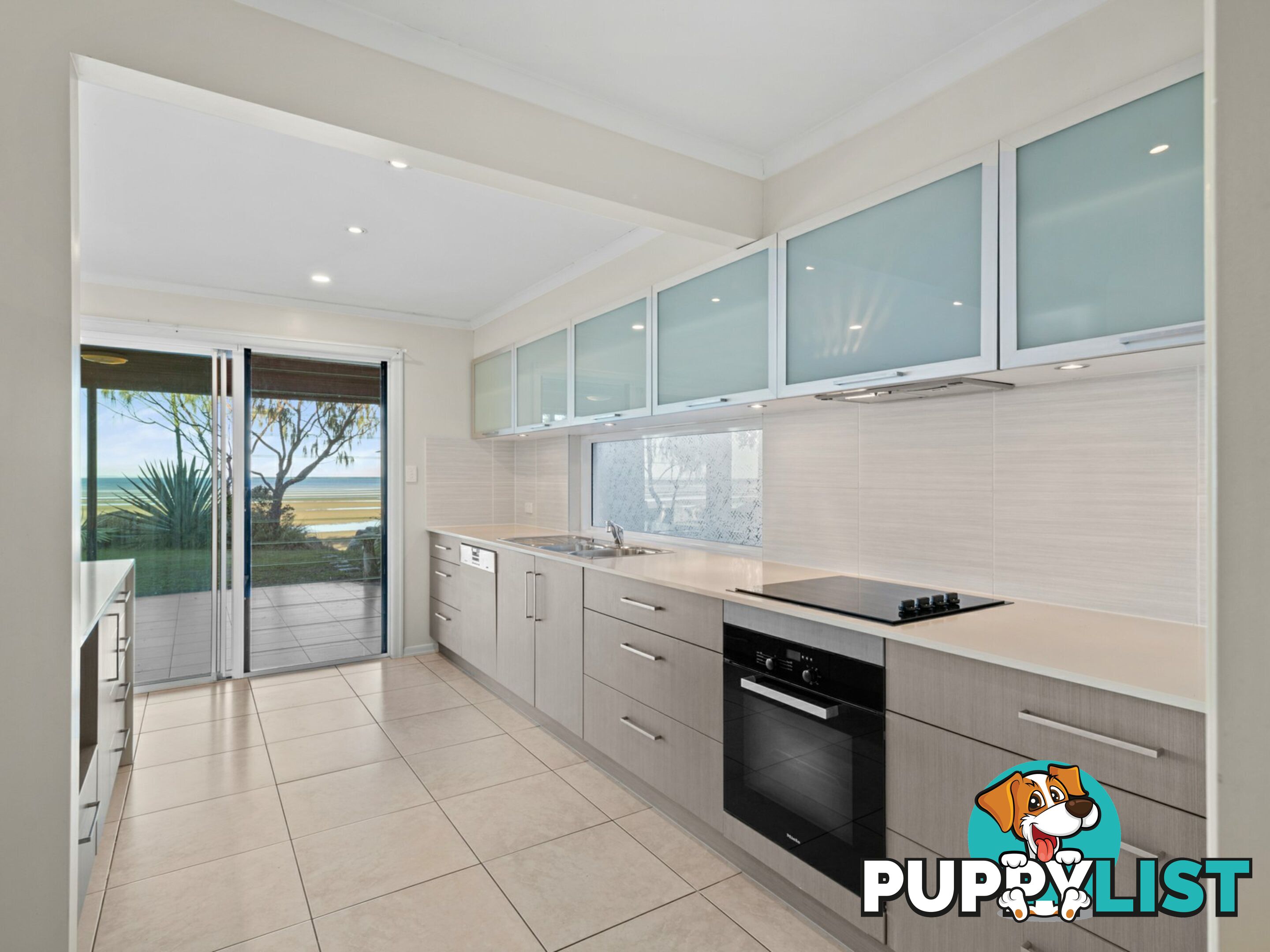 33 Biggs Avenue BEACHMERE QLD 4510
