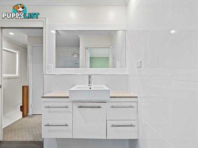 33 Biggs Avenue BEACHMERE QLD 4510