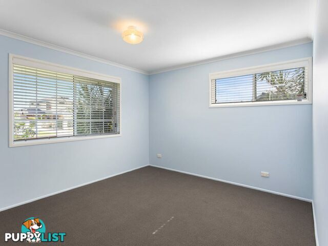 4 Lachlan Crescent SANDSTONE POINT QLD 4511