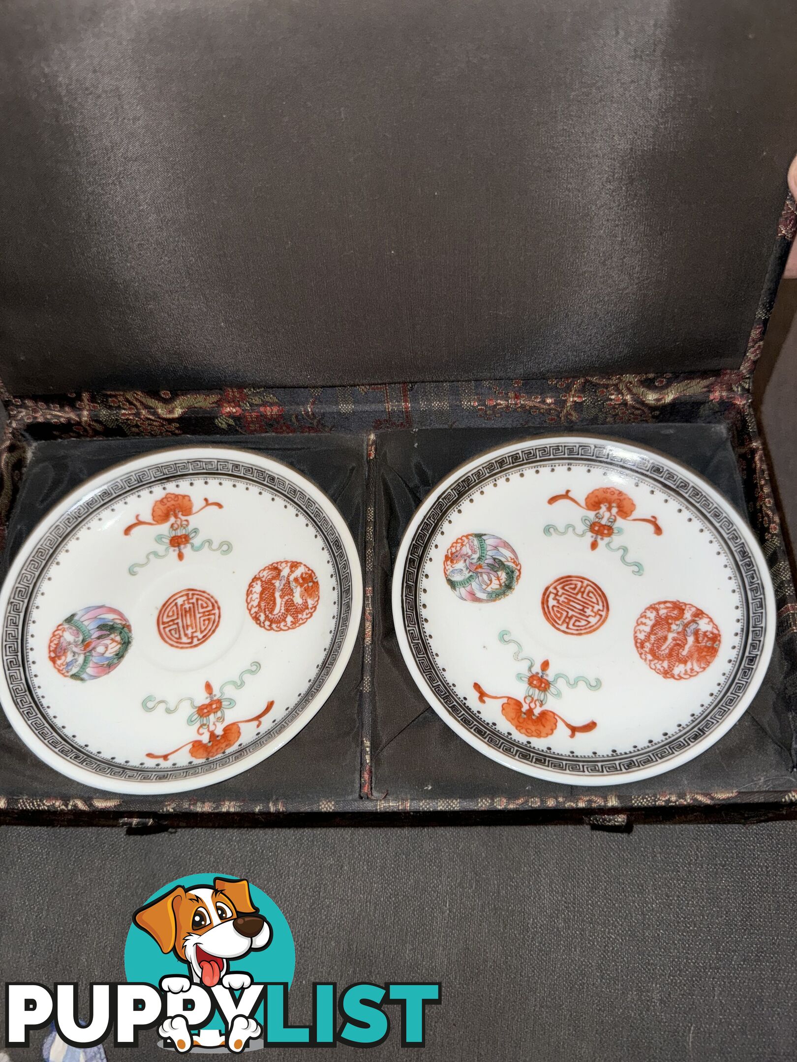 A pair of Famille-rose porcelain dish with curio object design