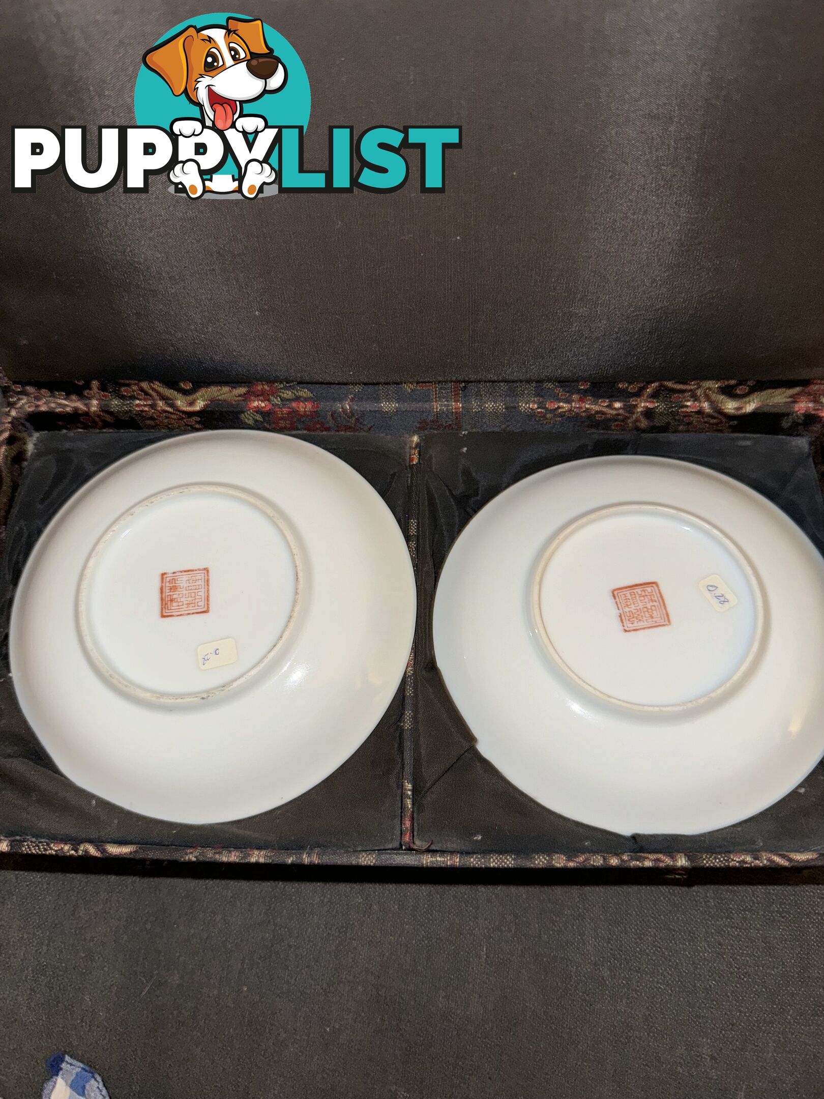 A pair of Famille-rose porcelain dish with curio object design