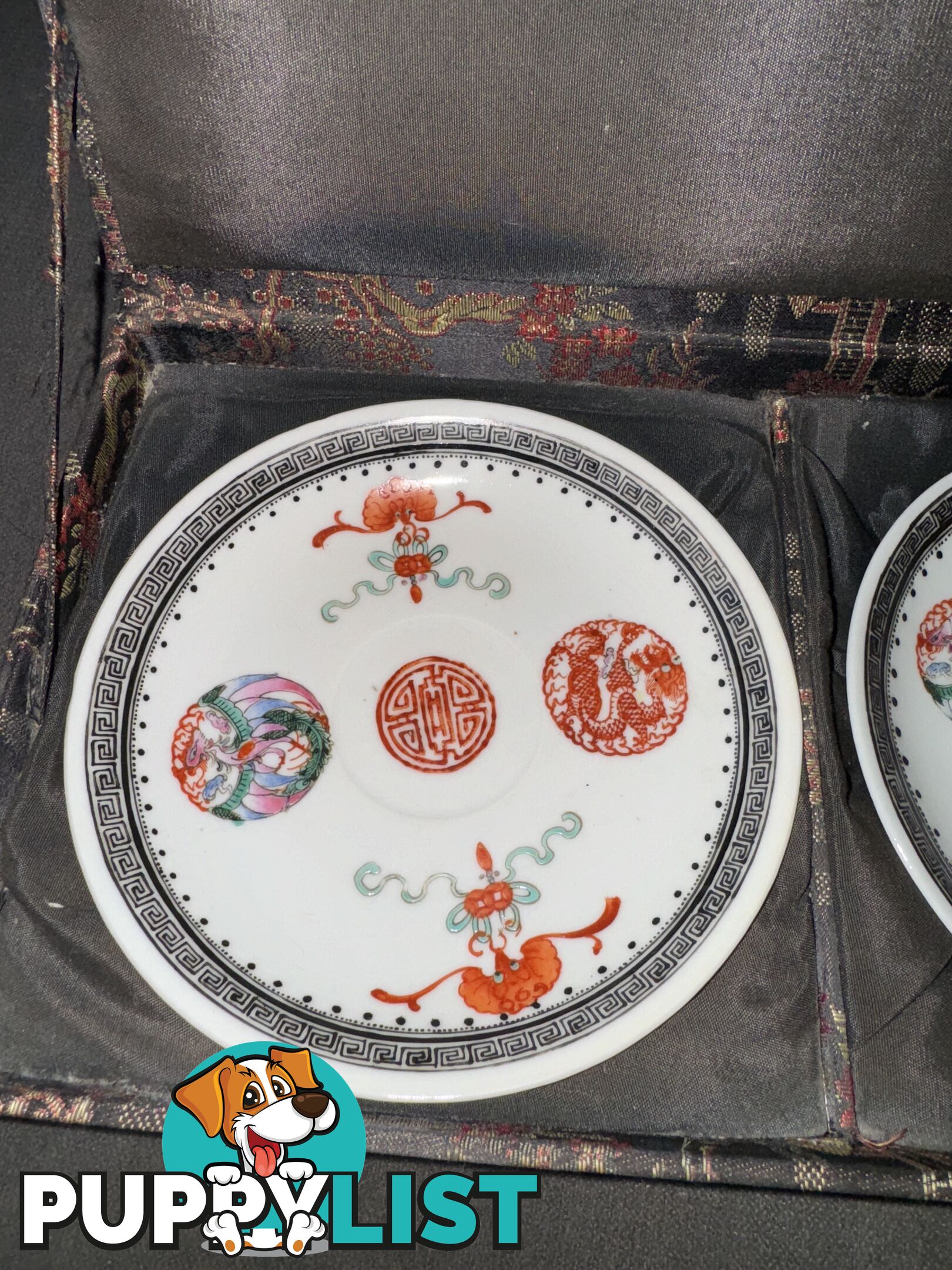 A pair of Famille-rose porcelain dish with curio object design