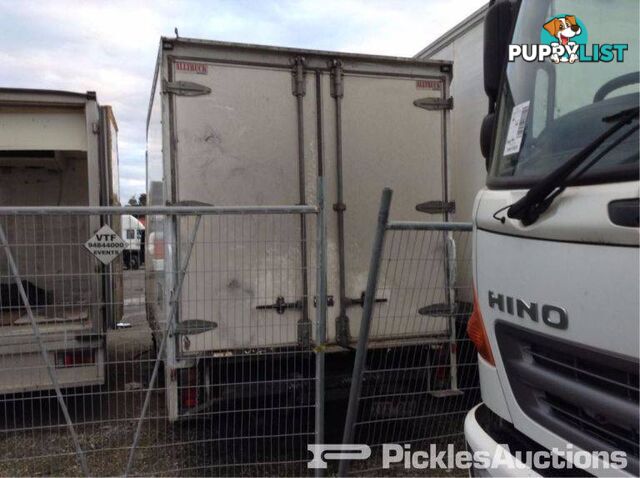 2010 Isuzu NNR 200 Medium 4 x 2 Pantech (Day Cab) Wrecking