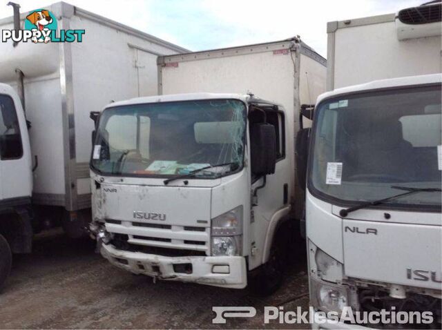 2010 Isuzu NNR 200 Medium 4 x 2 Pantech (Day Cab) Wrecking