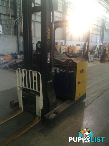 2010 YALE FORK LIFT