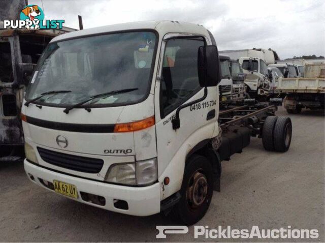 11/01, Hino, DUTRO, 4 x 2, Cab Chassis