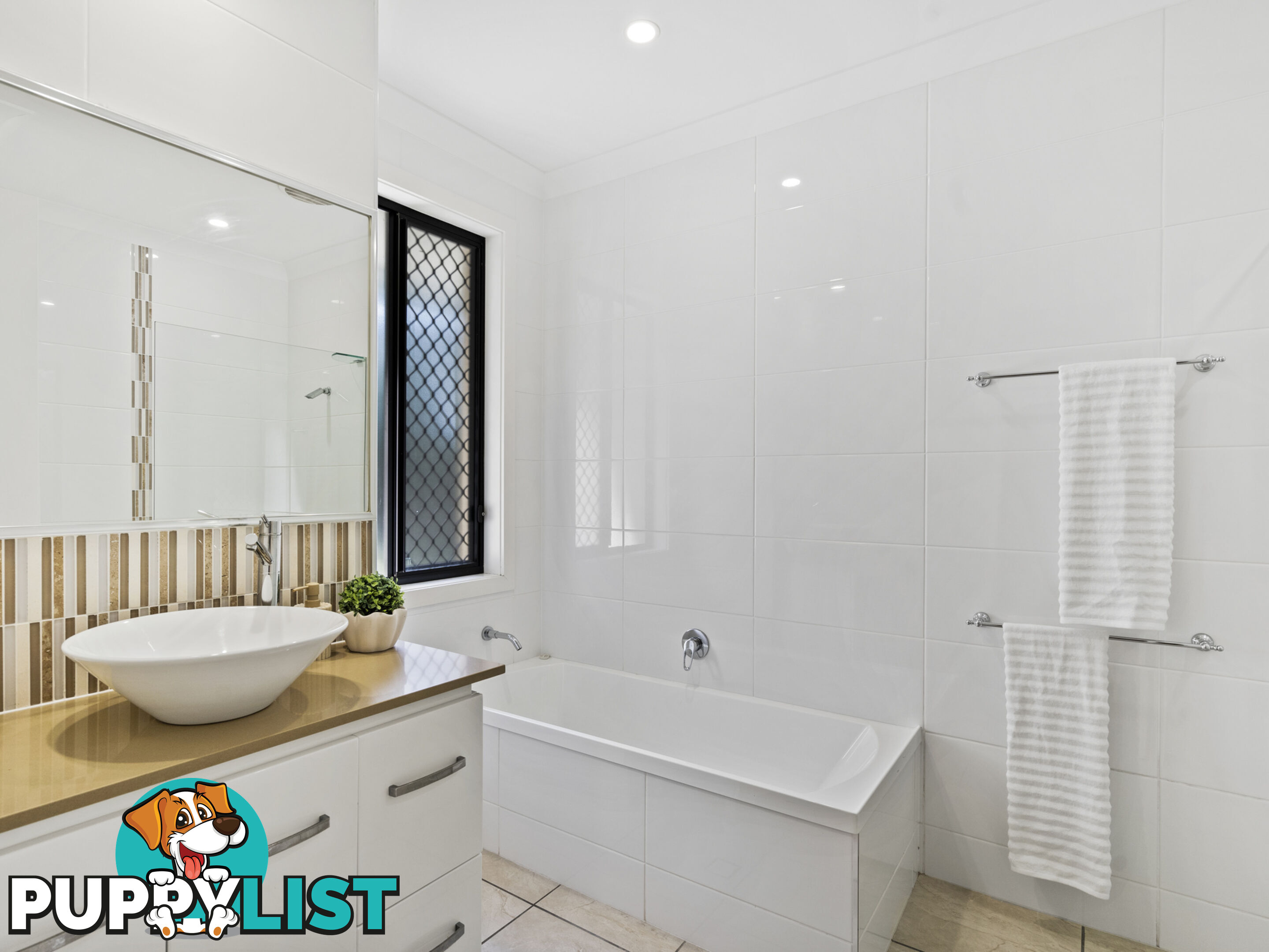 2B Penamber Court BENOWA QLD 4217