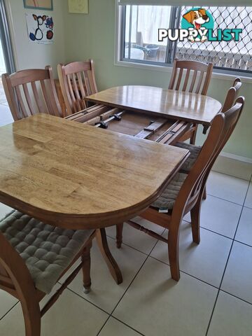 Extendable Dining table and 6 chairs