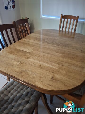 Extendable Dining table and 6 chairs