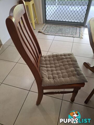 Extendable Dining table and 6 chairs