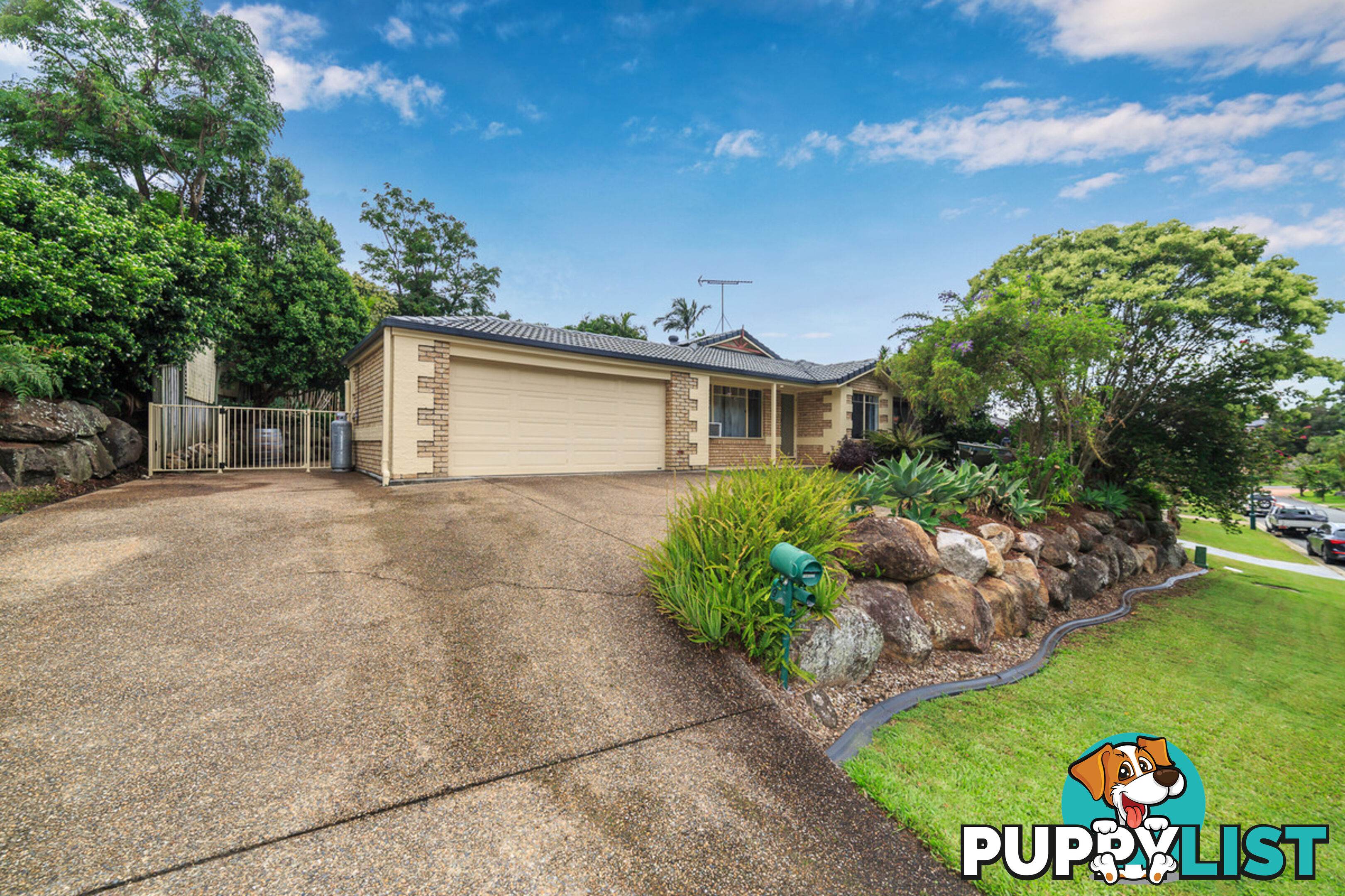 9 Clipperton Chase PACIFIC PINES QLD 4211