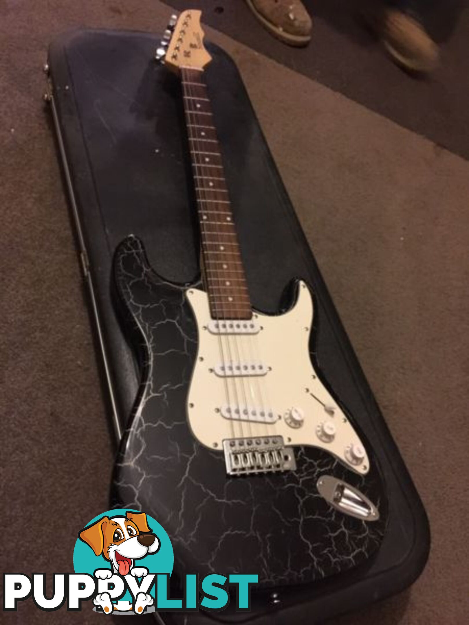 Stratocaster Guitar / great solid sound / new strings