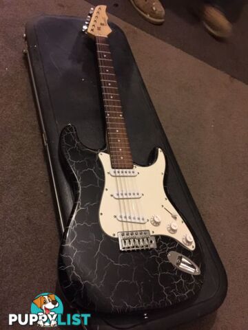 Stratocaster Guitar / great solid sound / new strings