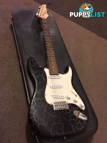 Stratocaster Guitar / great solid sound / new strings