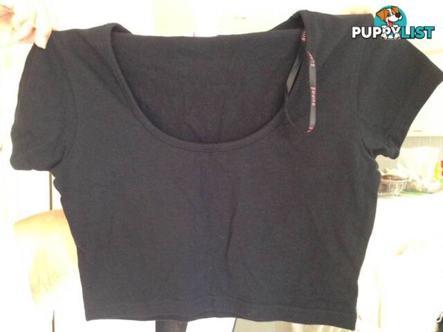 CROPPED FITTED BLACK T-SHIRT