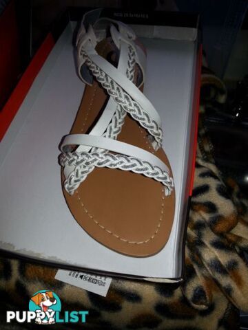 Guess girl sandal size 7,5 perpect for Christmas present