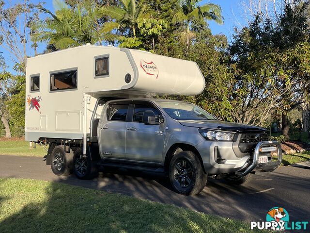 2023 SixWheeler Toyota Hilux Automatic.