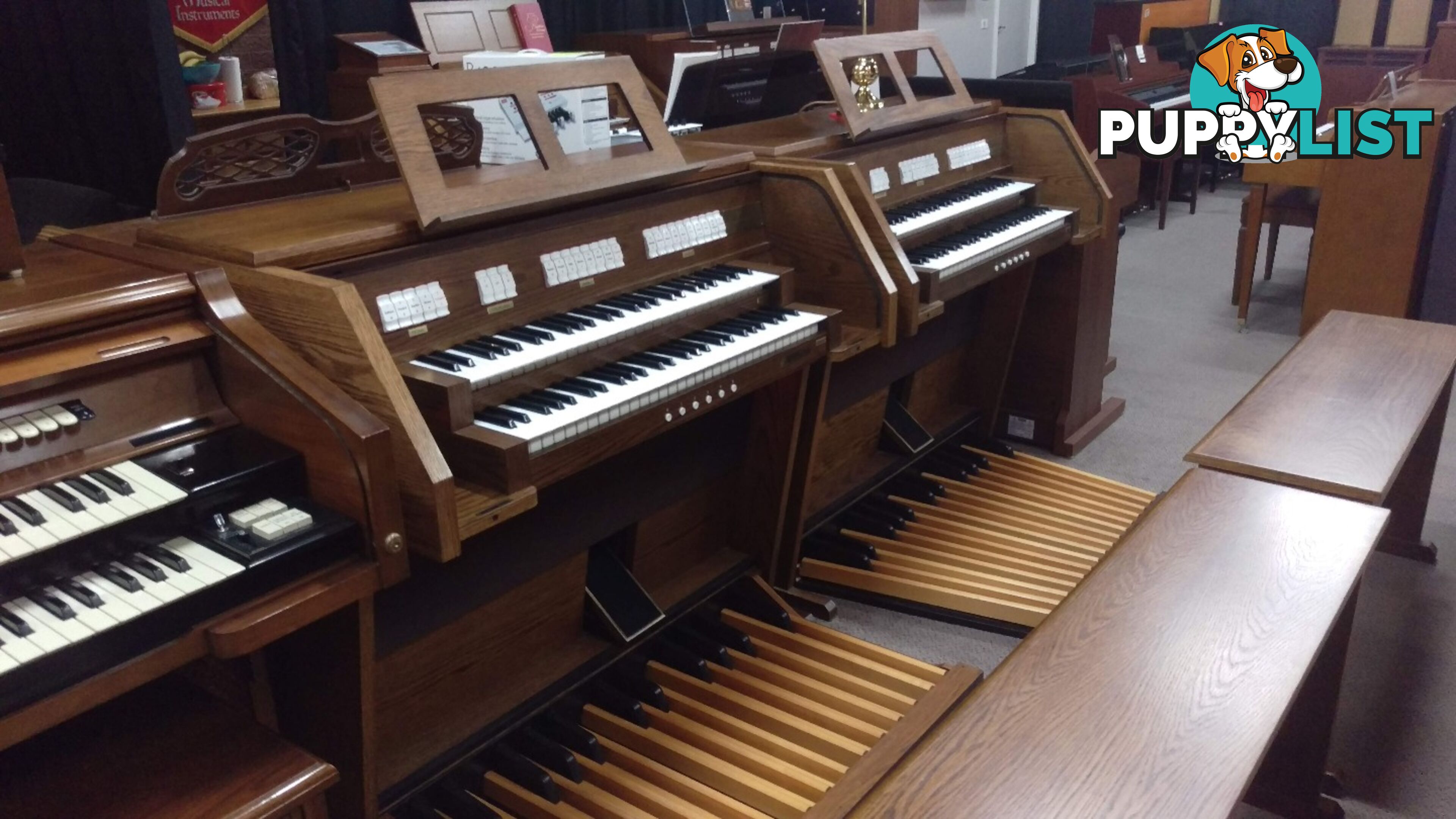 Viscount Canticus 270 Classical Organ ~ Now Sold ~ with a 27 flat radiating pedal board