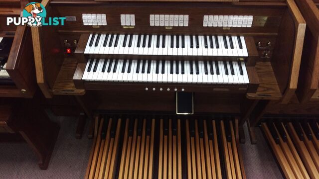 Viscount Canticus 270 Classical Organ ~ Now Sold ~ with a 27 flat radiating pedal board