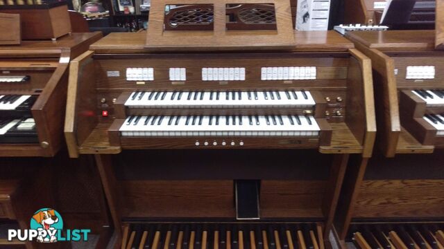 Viscount Canticus 270 Classical Organ ~ Now Sold ~ with a 27 flat radiating pedal board