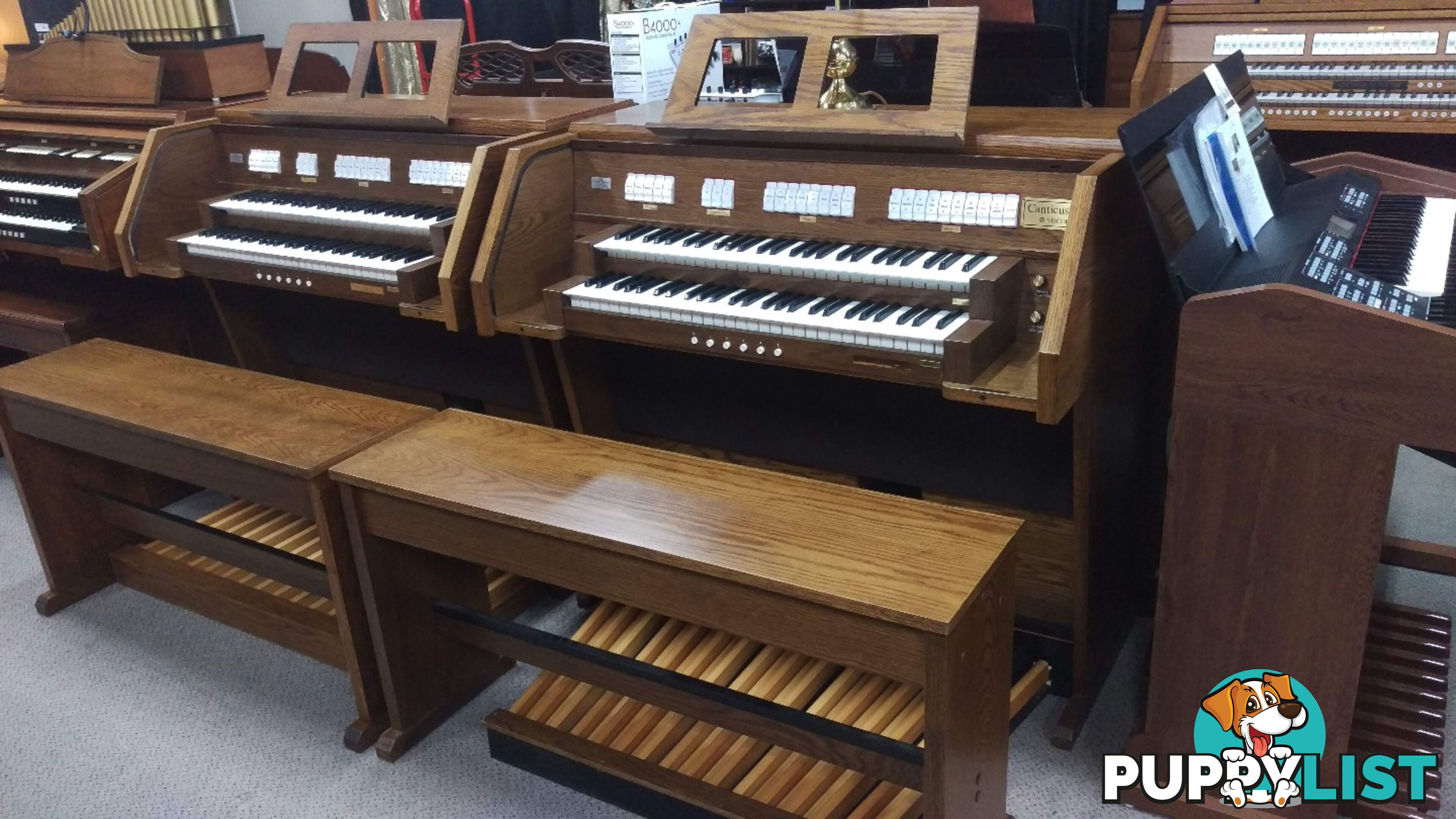 Viscount Canticus 270 Classical Organ ~ Now Sold ~ with a 27 flat radiating pedal board