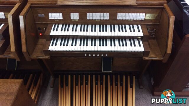 Viscount Canticus 270 Classical Organ ~ Now Sold ~ with a 27 flat radiating pedal board