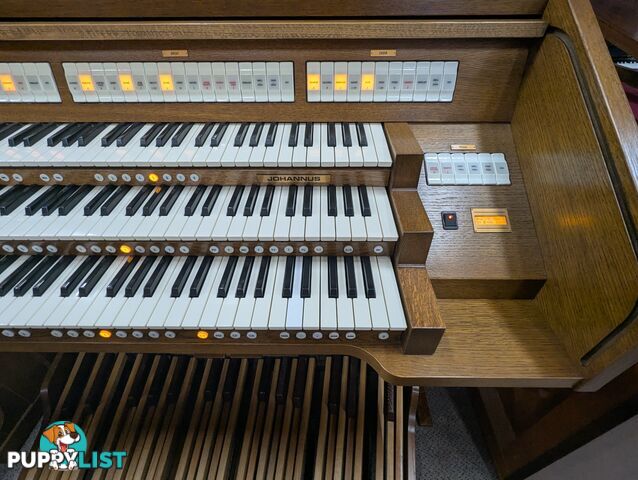 Johannus Opus 370 3 Manuals 32 Note AGO Digital Organ in Excellent Condition