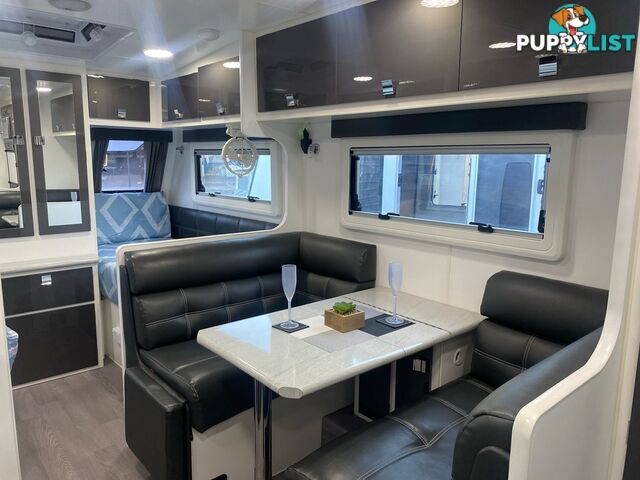 2017  PARAMOUNT COMMANDER   CARAVAN