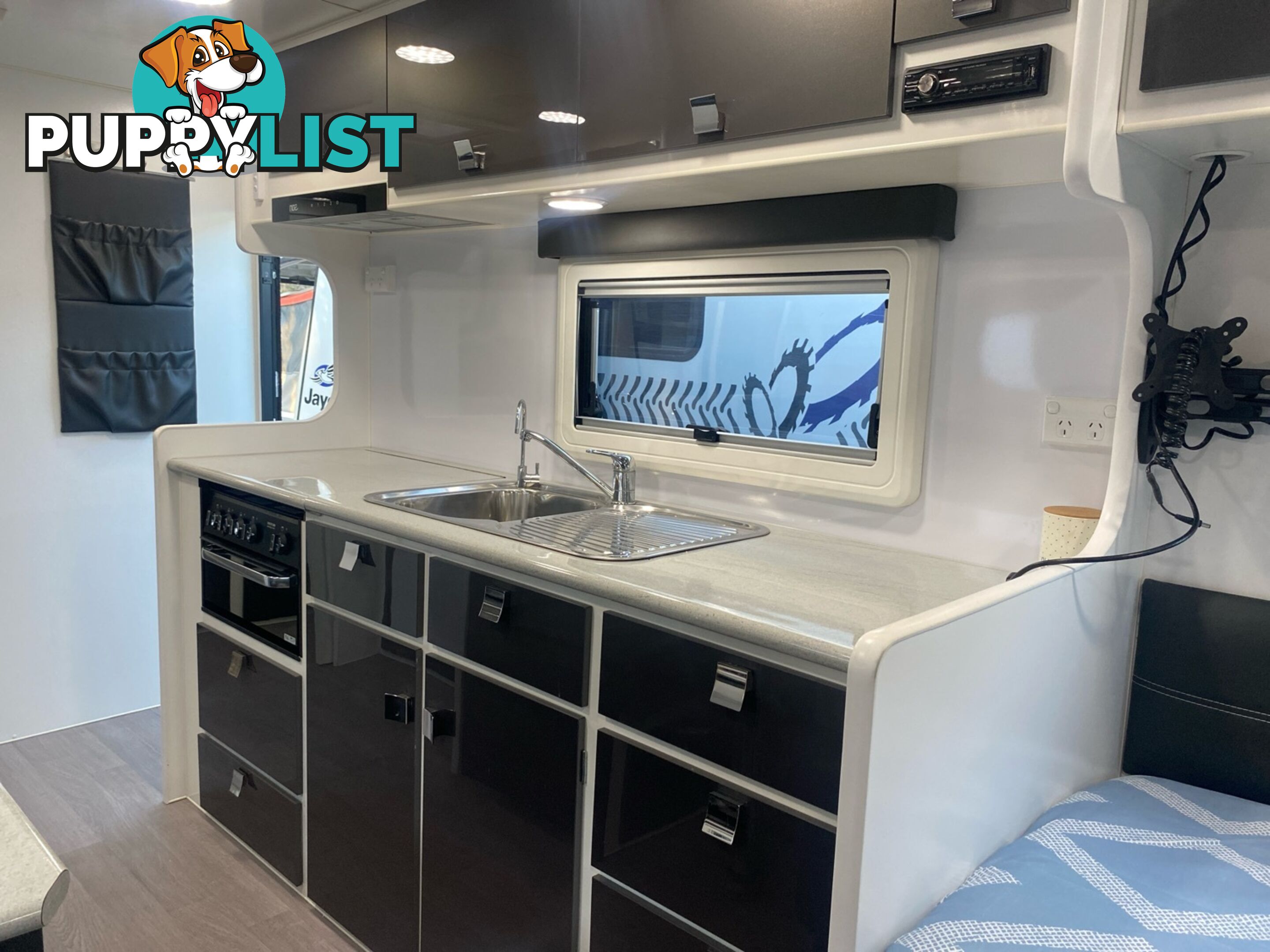 2017  PARAMOUNT COMMANDER   CARAVAN
