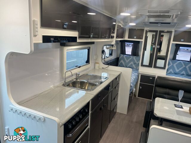 2017  PARAMOUNT COMMANDER   CARAVAN