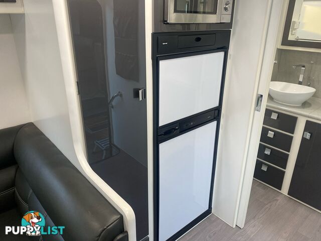 2017  PARAMOUNT COMMANDER   CARAVAN
