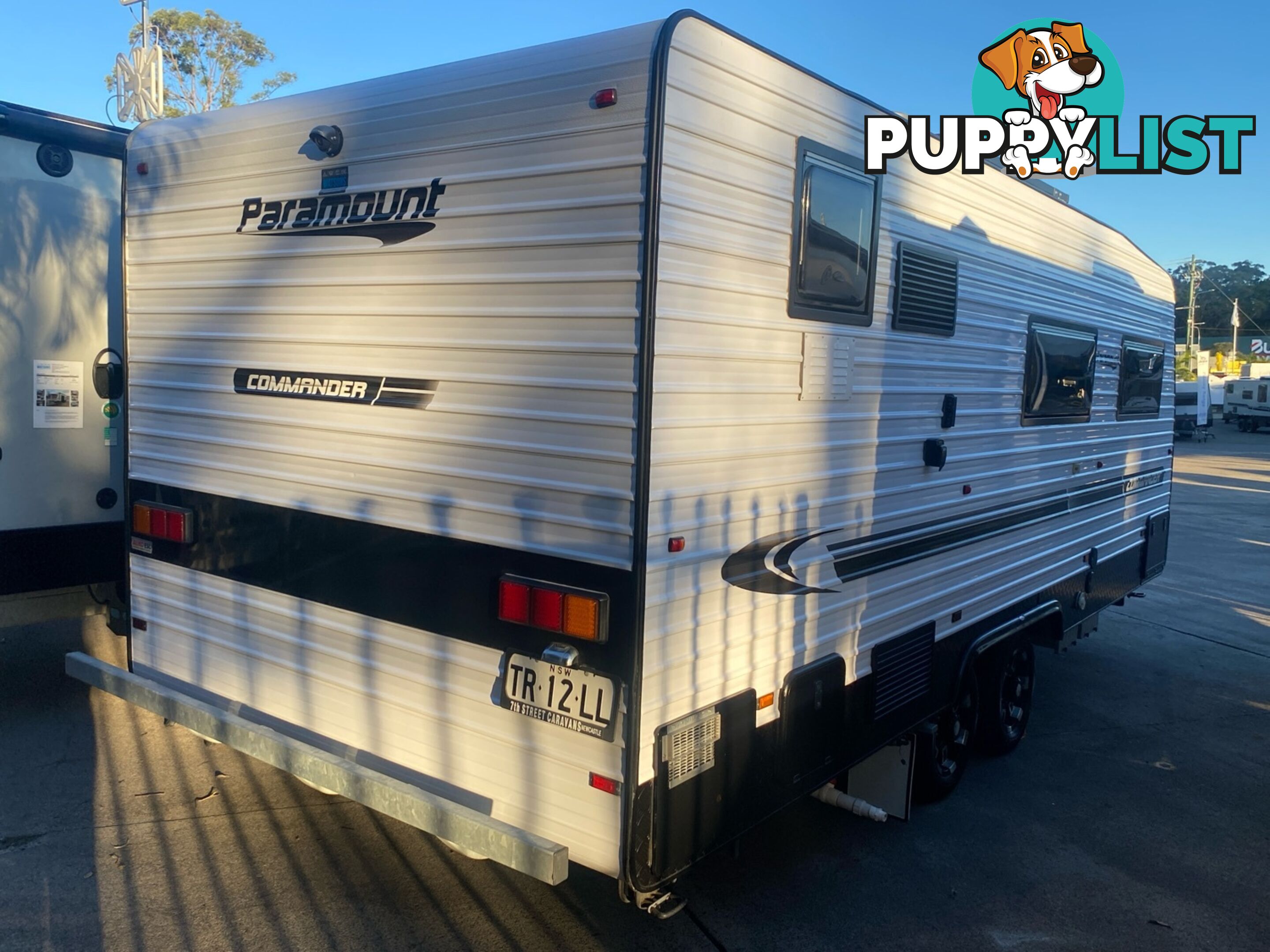 2017  PARAMOUNT COMMANDER   CARAVAN